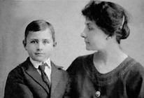 Анна Васильевна с 8-летним сыном Одей. 1922 г.
